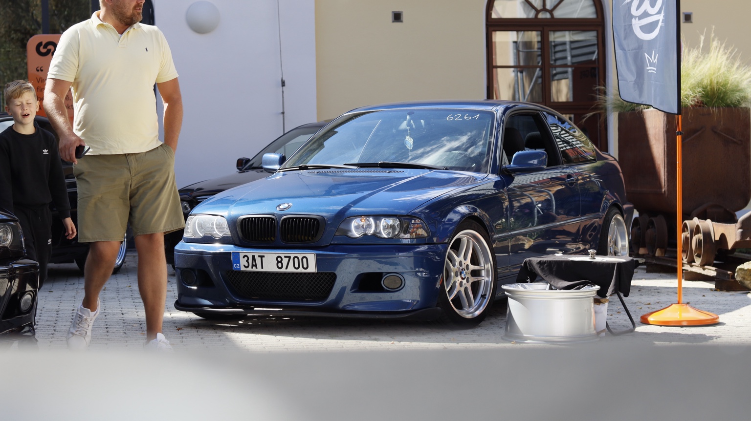 Modré BMW na automobilové akci